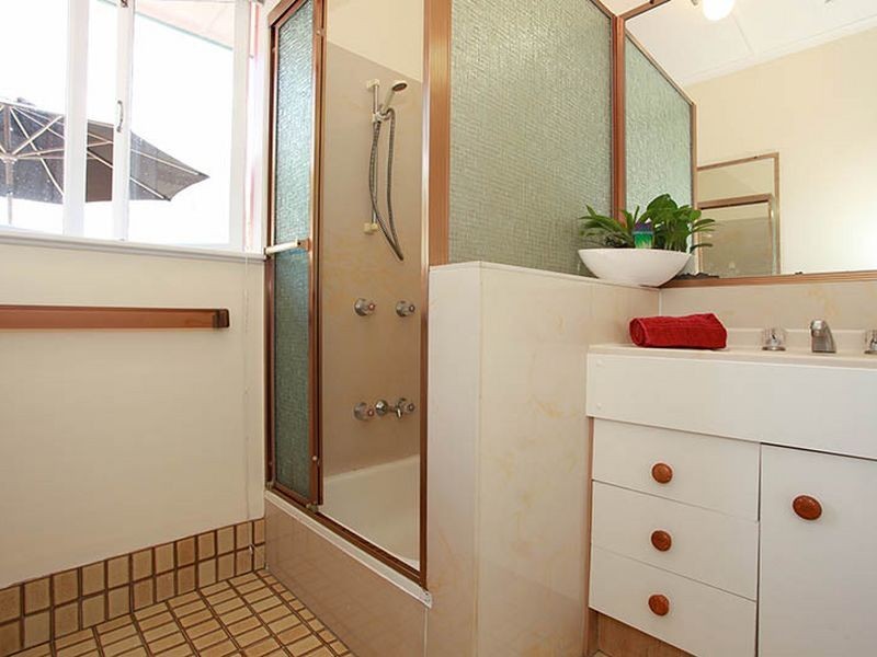 16 Domitia Avenue, Seven Hills QLD 4170