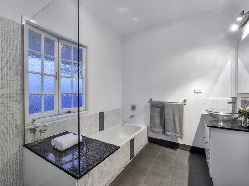 16 Teneriffe Drive, Teneriffe QLD 4005