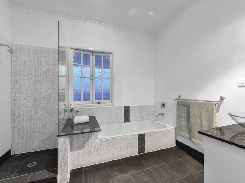 16 Teneriffe Drive, Teneriffe QLD 4005