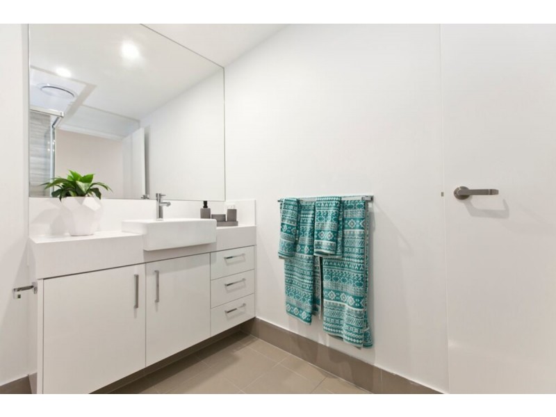 204/26 Spendelove Avenue, Southport QLD 4215