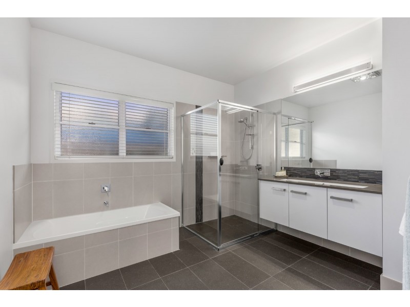 15 Sylvia Street, Camp Hill QLD 4152