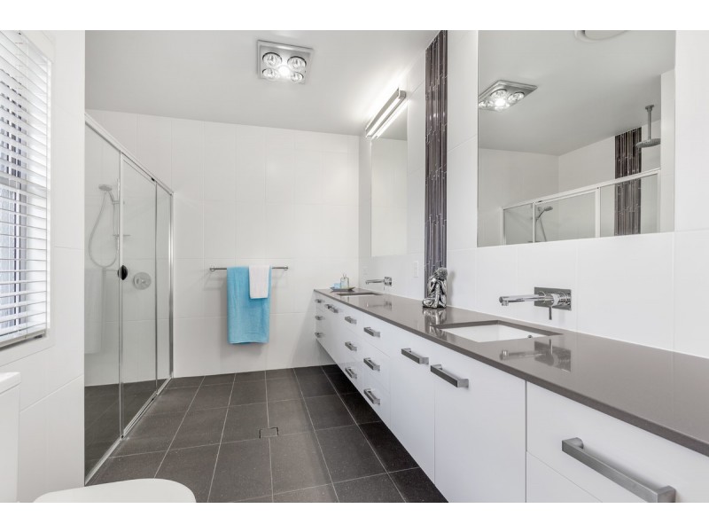 15 Sylvia Street, Camp Hill QLD 4152