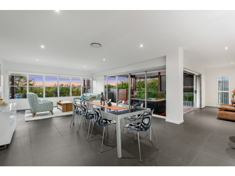 15 Sylvia Street, Camp Hill QLD 4152