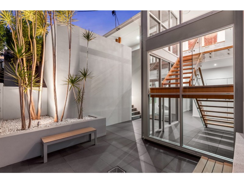 15 Sylvia Street, Camp Hill QLD 4152