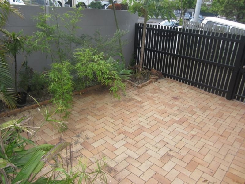 8/111 Merthyr Road, New Farm QLD 4005