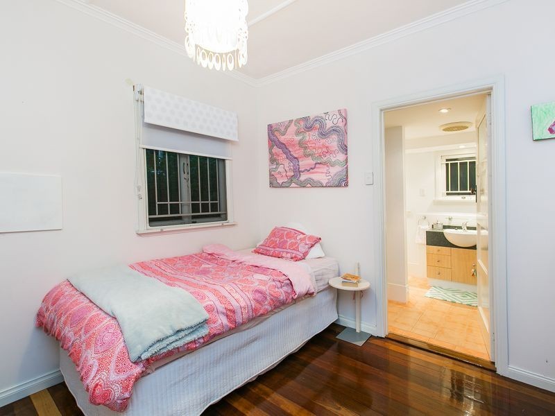 10 Stevens Street, Yeronga QLD 4104