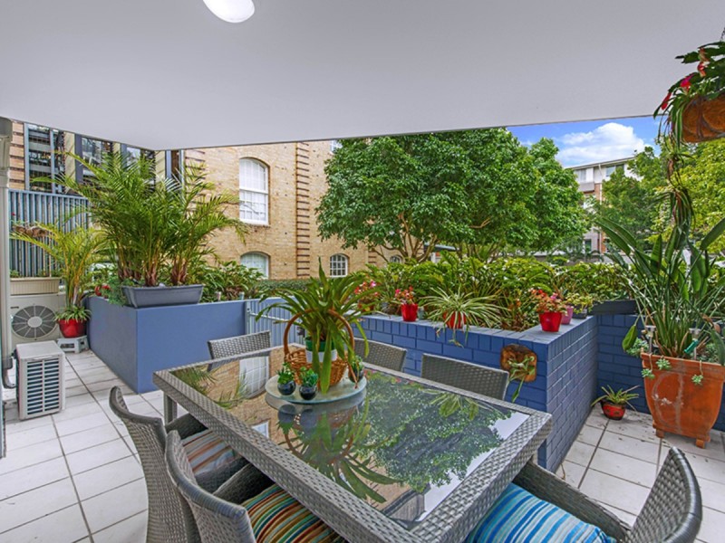 1/10 Vernon Terrace, Teneriffe QLD 4005