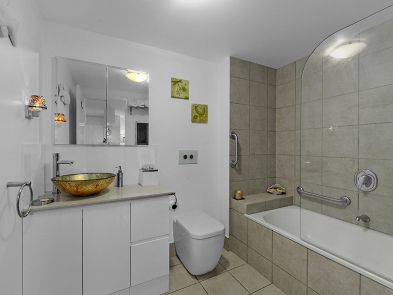 1/10 Vernon Terrace, Teneriffe QLD 4005