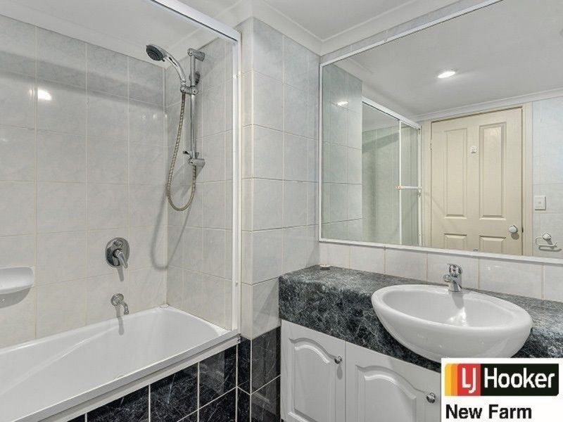 2/240 Wellington Road, Kangaroo Point QLD 4169