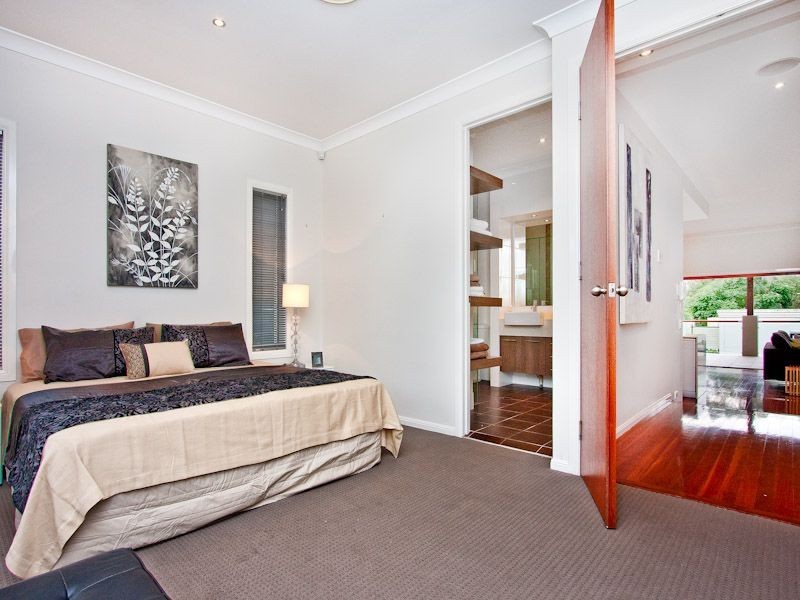36 Prospect Terrace, St Lucia QLD 4067