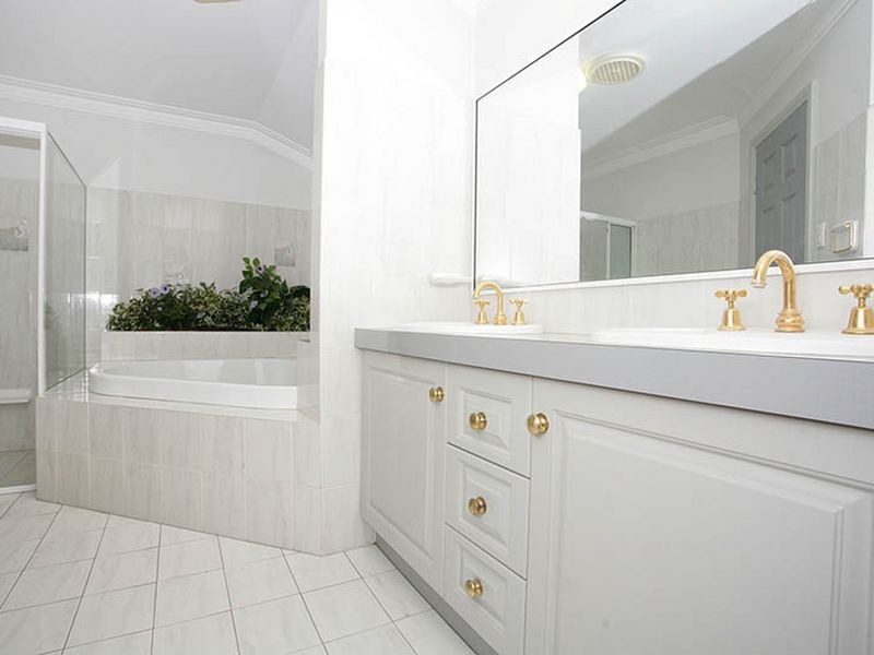 16 Delfin Drive, Macgregor QLD 4109