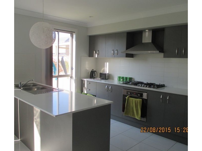 8 Follet Ave, Middleton Grange NSW 2171