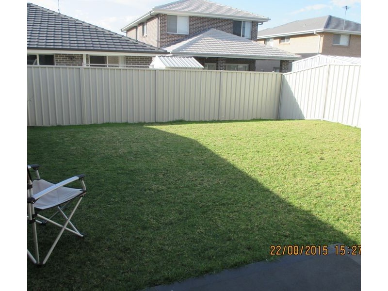 8 Follet Ave, Middleton Grange NSW 2171