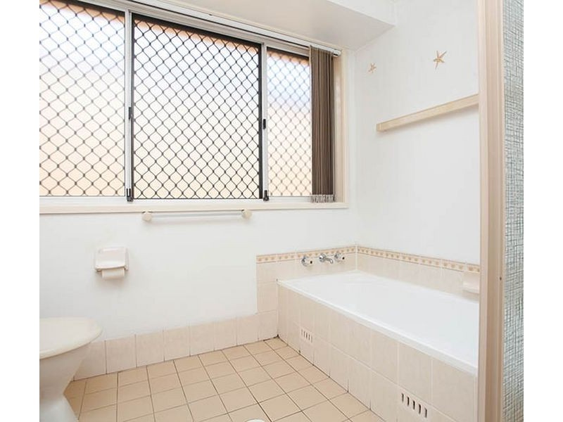 39 Benlomond St, Bossley Park NSW 2176