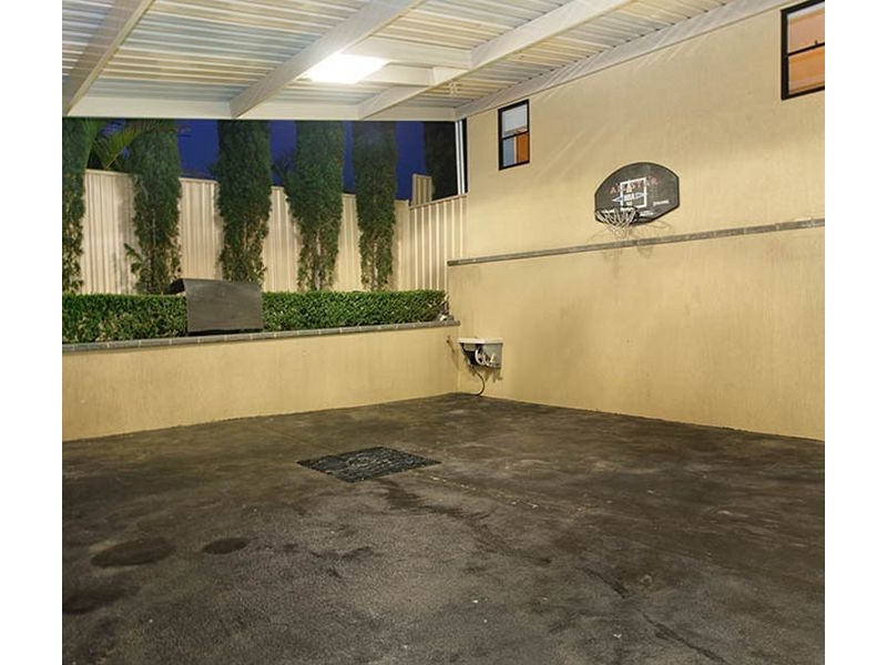 8 Neptune Crescent, Green Valley NSW 2168