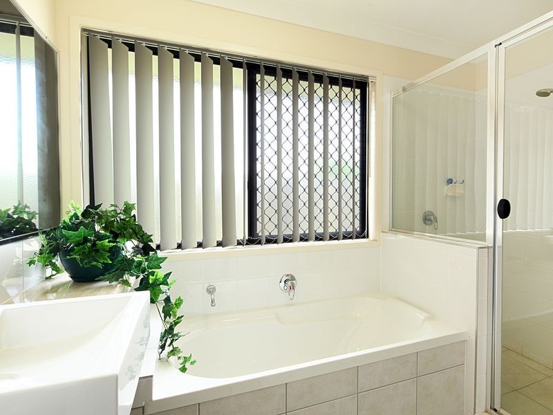 8 Dixon Court, Beachmere QLD 4510