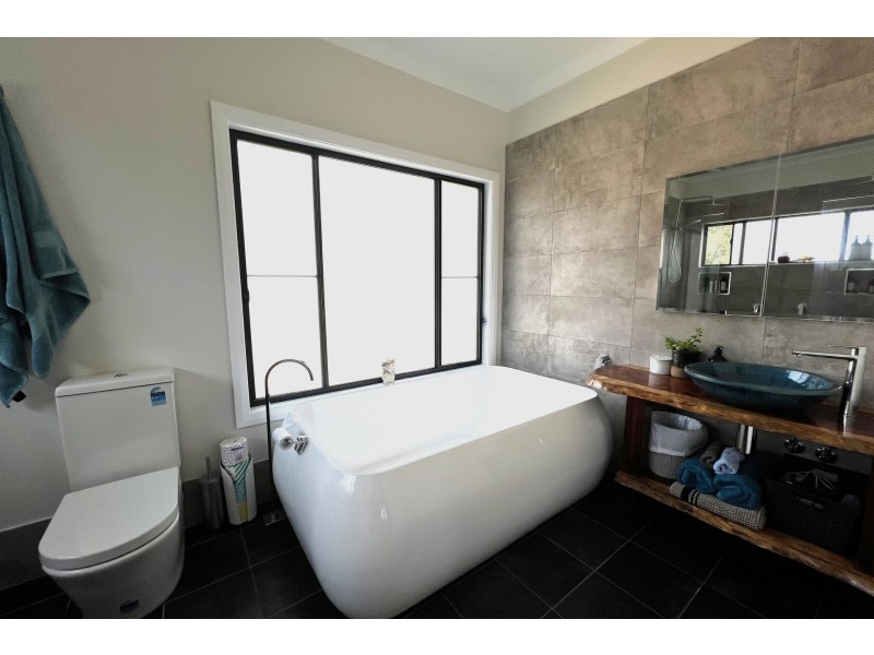 2a George Flemming Drive, Wingham NSW 2429