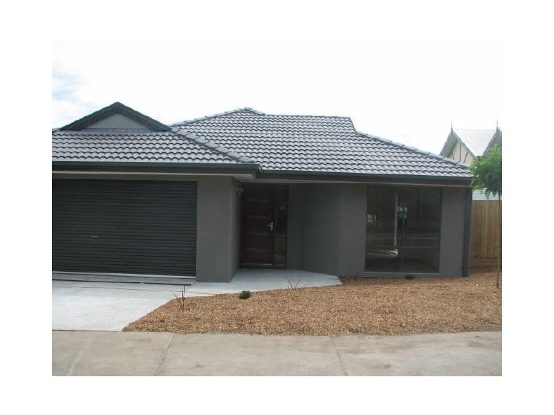 7 Luke street & 2/18 Service Road, Moe VIC 3825