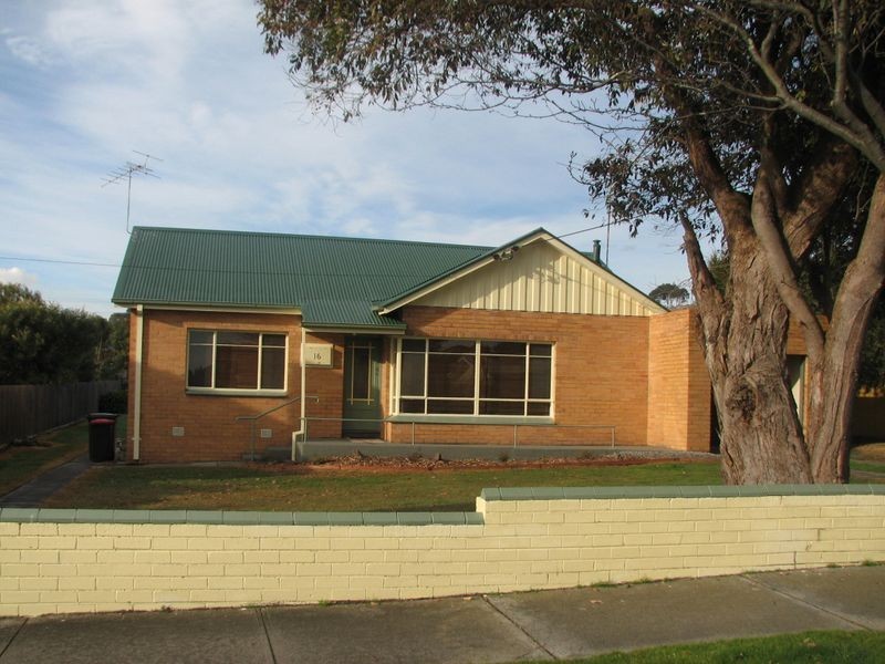 16 Chamberlain Road, Newborough VIC 3825
