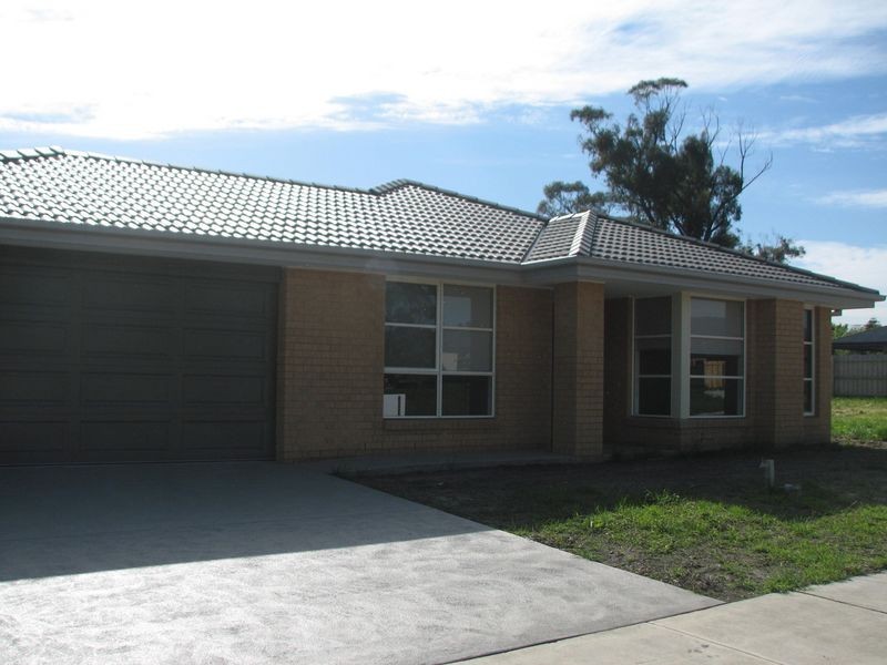 43 Sweetwater Place, Moe VIC 3825