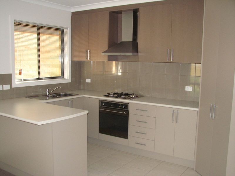 2/16 Sweetwater Place, Moe VIC 3825