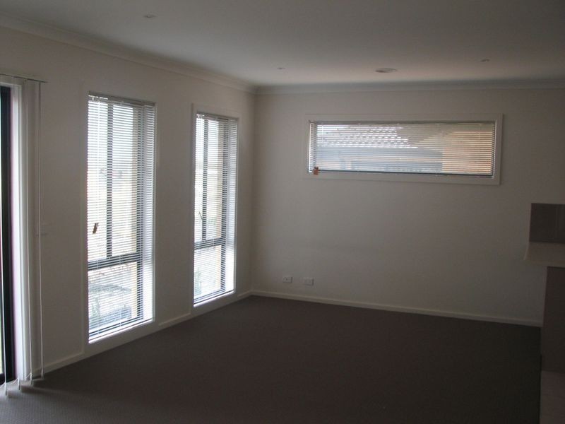 2/16 Sweetwater Place, Moe VIC 3825