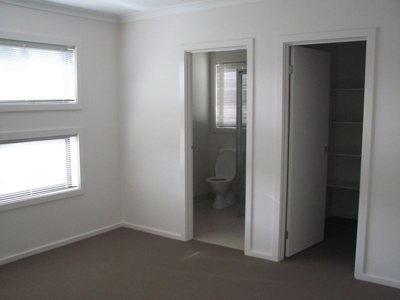 2/16 Sweetwater Place, Moe VIC 3825