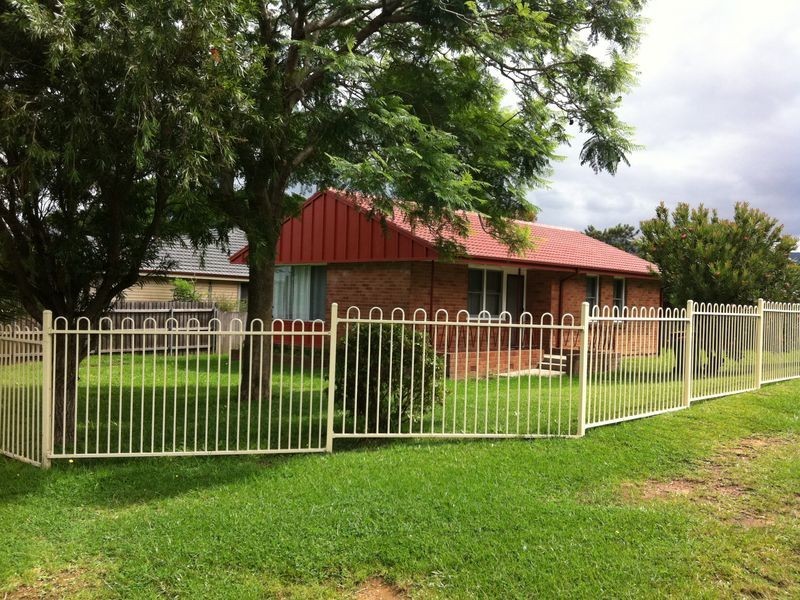 25 Sampson Cres, Bomaderry NSW 2541