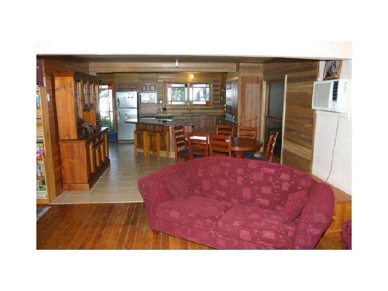 8 Ray Street, Sussex Inlet NSW 2540