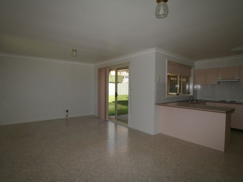 8 Wisteria Place, Bomaderry NSW 2541