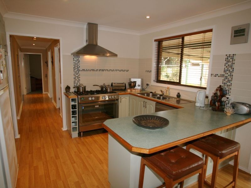 26 Yeovil Drive, Bomaderry NSW 2541