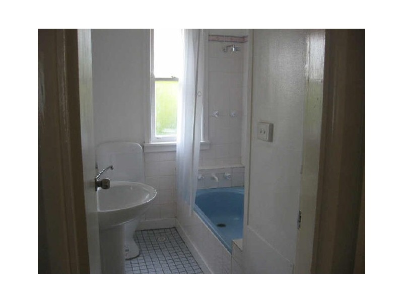 27 Young Ave, Nowra NSW 2541