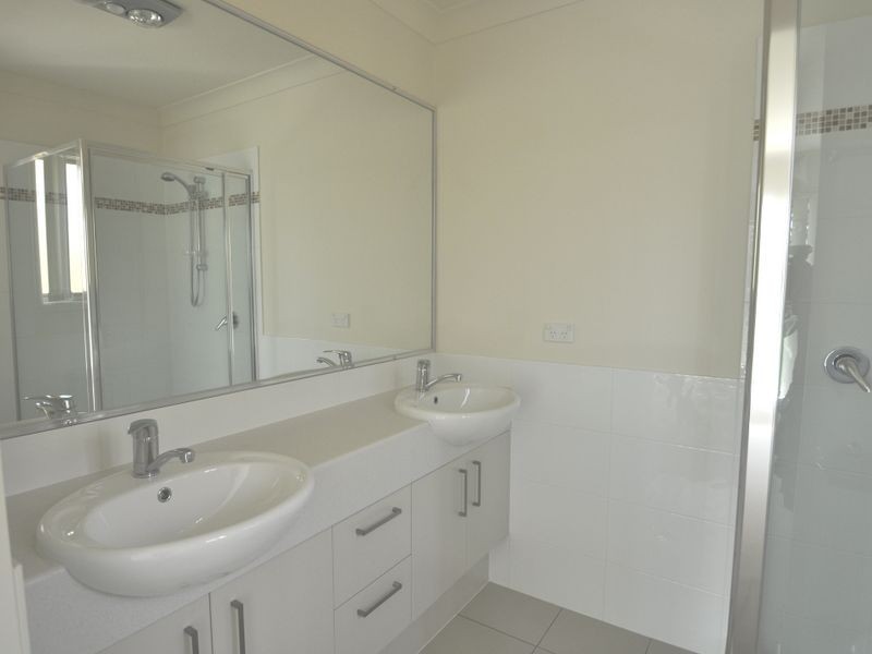 4 Dily Street, Hillcrest QLD 4118