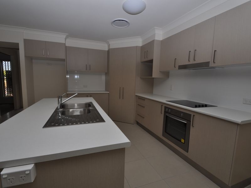 15 Dily Street, Hillcrest QLD 4118