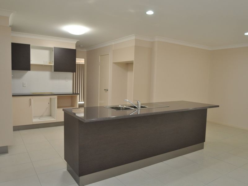 8 Dily Street, Hillcrest QLD 4118