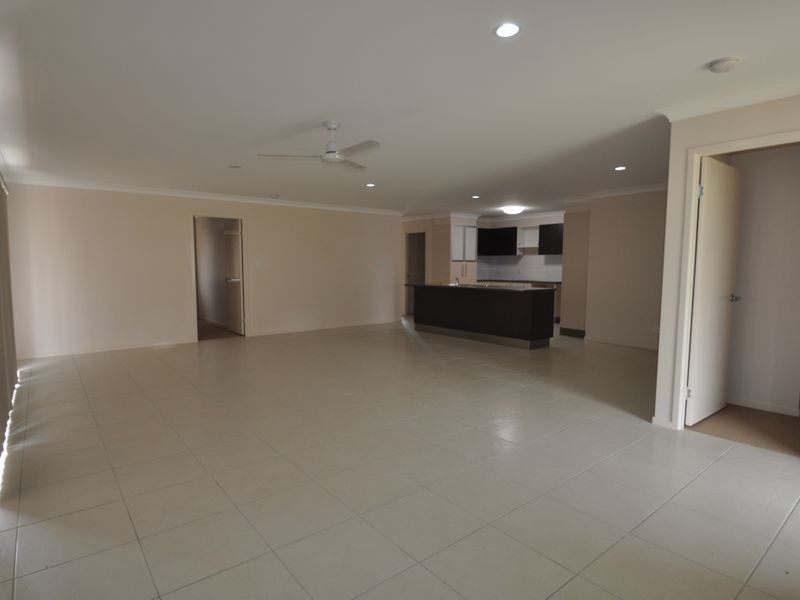 8 Dily Street, Hillcrest QLD 4118