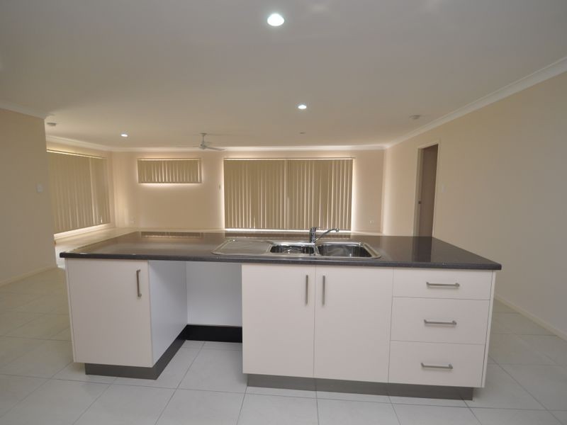 8 Dily Street, Hillcrest QLD 4118