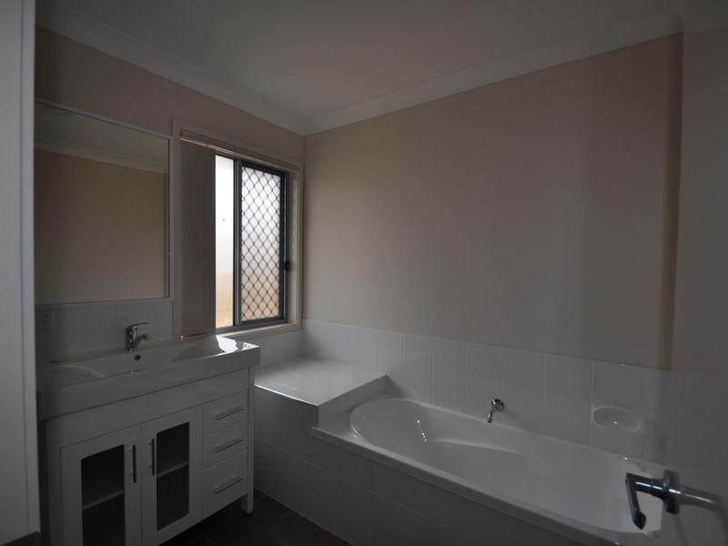 8 Dily Street, Hillcrest QLD 4118