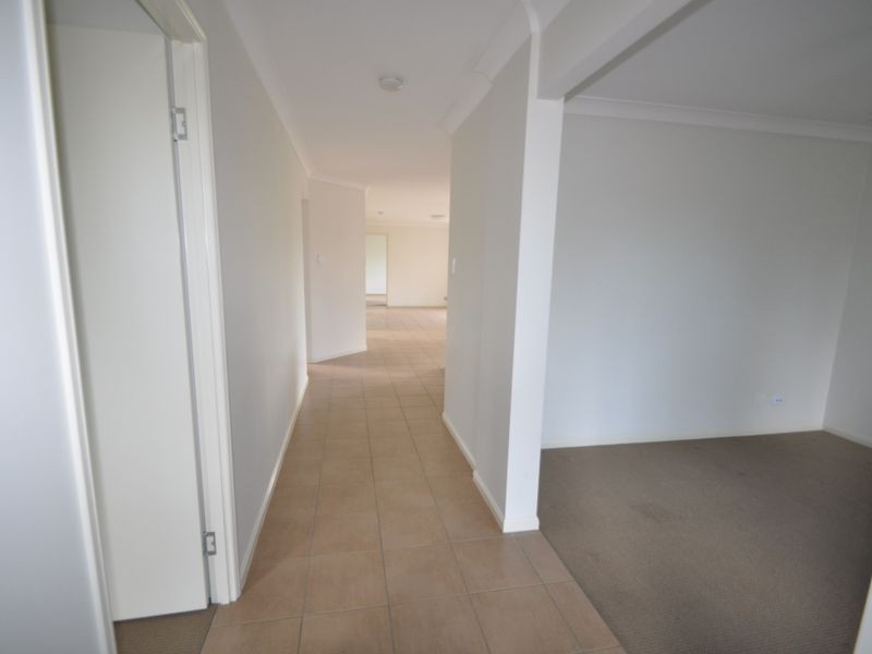 8 Stoneleigh Way, Holmview QLD 4207