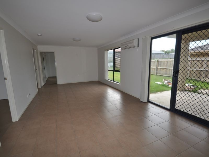 8 Stoneleigh Way, Holmview QLD 4207