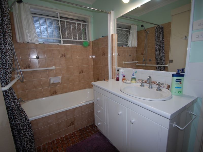 98 Waratah Drive, Crestmead QLD 4132