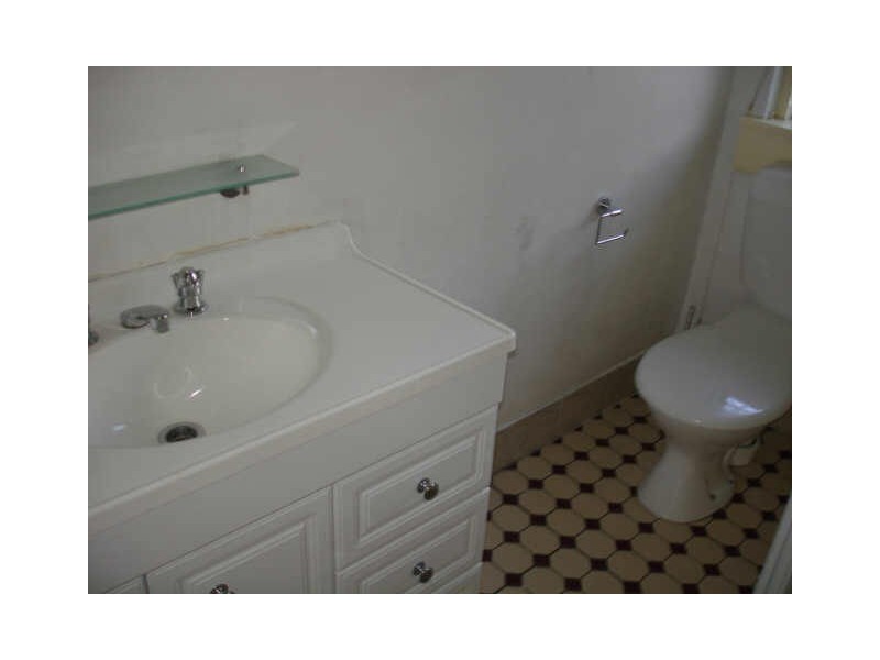 92 Railway Pde, Woodridge QLD 4114