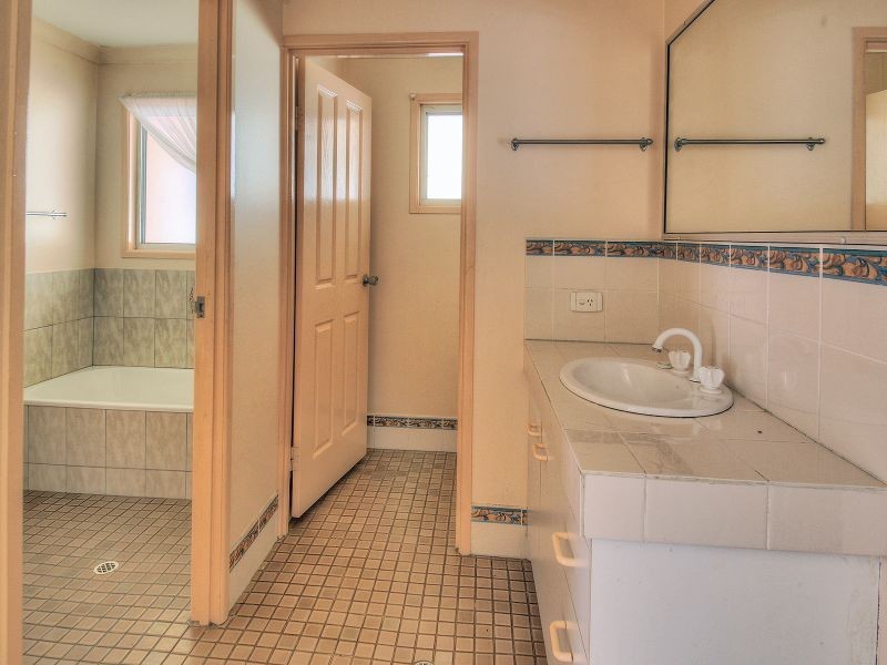 4 Dart Ave, Kingston QLD 4114