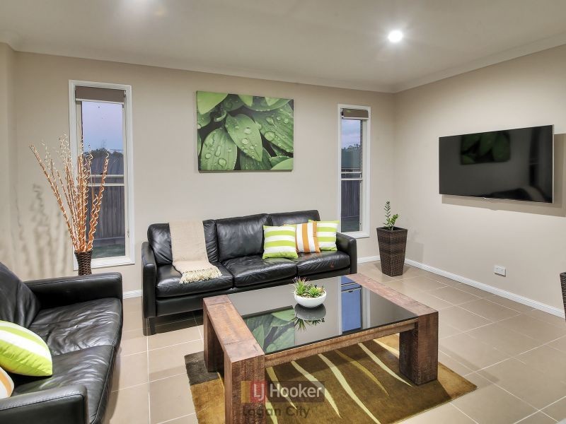 82 Paul Drive, Regents Park QLD 4118