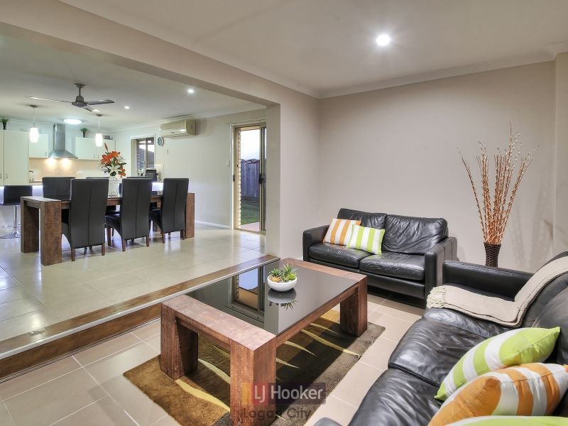 82 Paul Drive, Regents Park QLD 4118