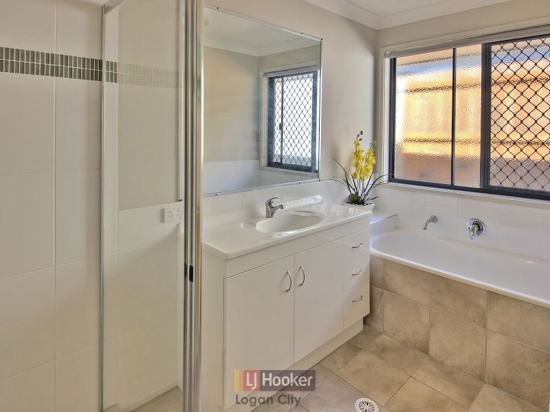 8 Alabaster Drive, Logan Reserve QLD 4133