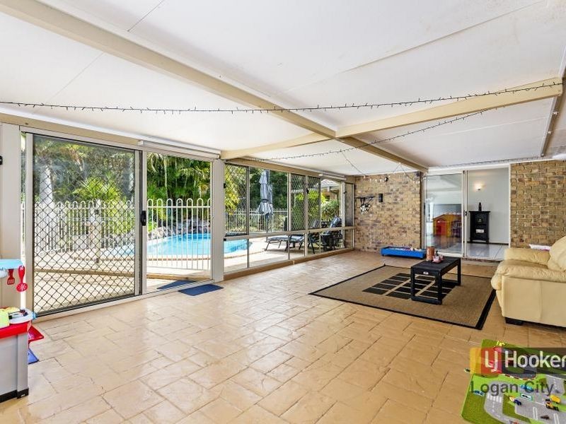8 Mattes Place, Meadowbrook QLD 4131
