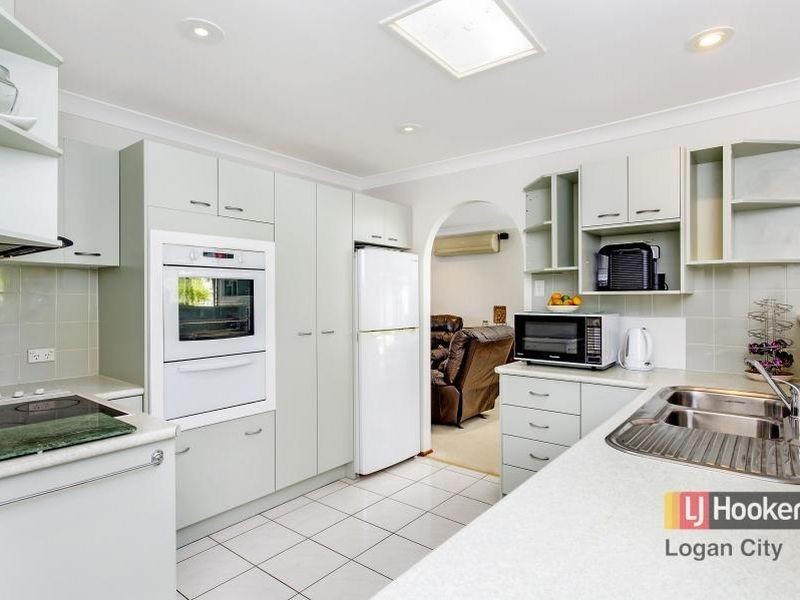 8 Mattes Place, Meadowbrook QLD 4131