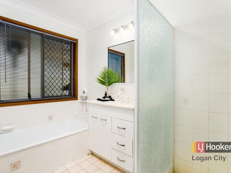 8 Mattes Place, Meadowbrook QLD 4131