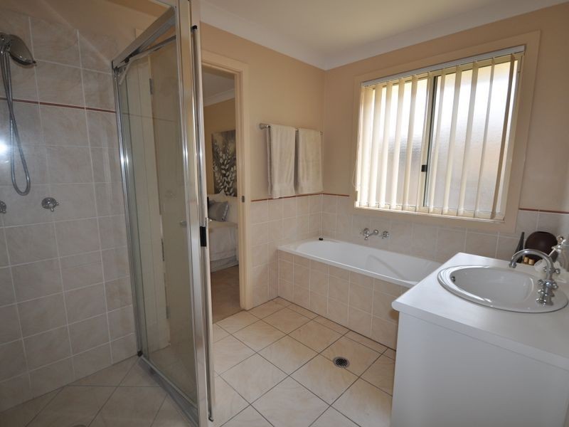 33 LAKE COOTHARABA PLACE, Logan Reserve QLD 4133